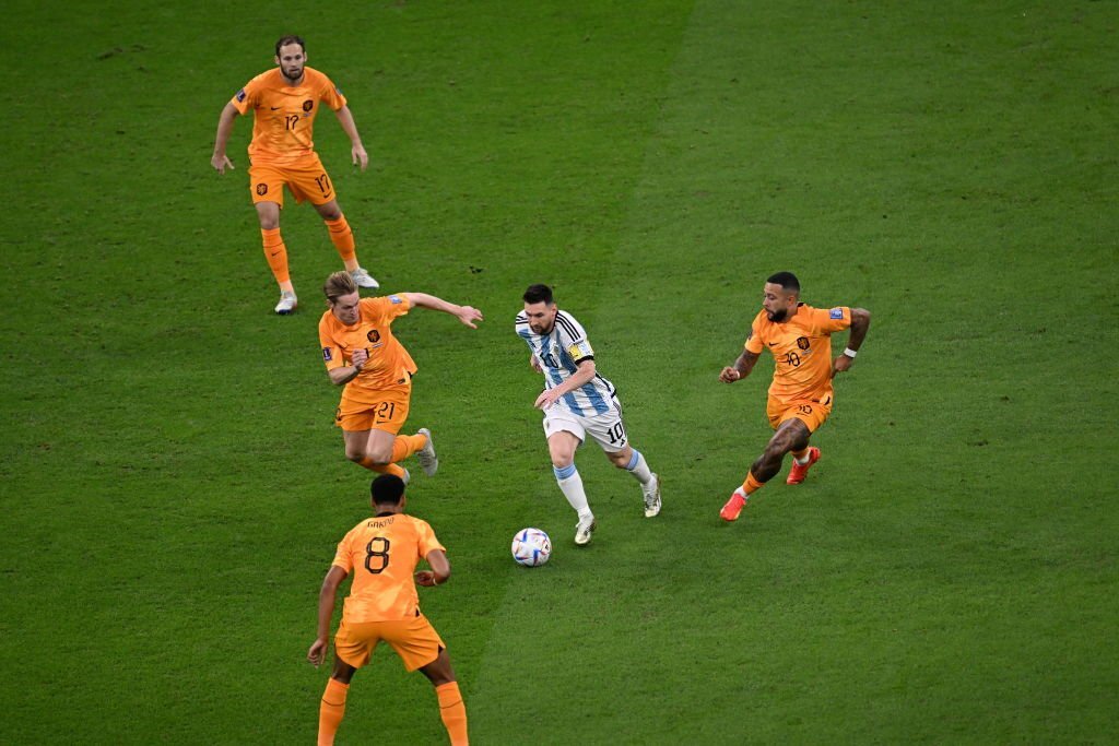 Có giỏi thì vào mà ngăn cản quái vật Messi 8